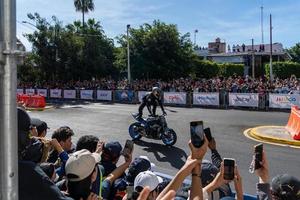 guadalajara, méxico - 25 de octubre de 2022 showrun aaron colton, didier goirand e ivan ramirez montando motocicletas foto