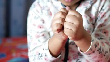 kleines Kind berührt die Hände in Nahaufnahme video