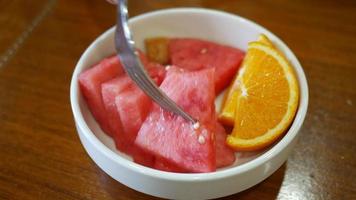 un frutero con sandía y rodajas de naranja video