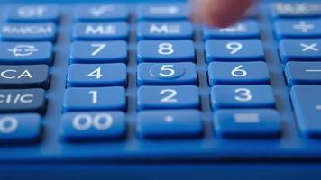 coup de macro de calculatrice bleue video