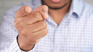 homem aponta dedo indicador para câmera, argumenta, discussão video