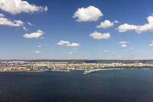 vista panorámica en la ciudad de varna y el puerto del mar negro, bulgaria foto