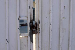 un candado oxidado cuelga de una puerta cerrada. foto