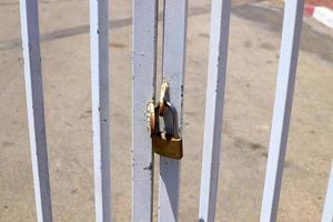 un candado oxidado cuelga de una puerta cerrada. foto