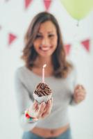 niña sosteniendo cupcake foto