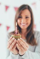 niña sosteniendo cupcake foto