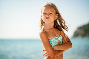 niña en la playa foto