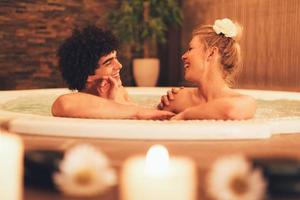 pareja relajándose en el spa foto