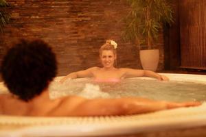 pareja relajándose en el jacuzzi foto