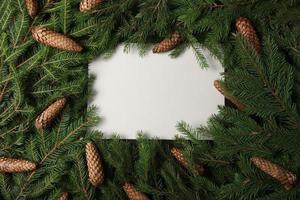 tarjeta de felicitación navideña o composición de banner con ramas de pino. fondo de feliz navidad y feliz año nuevo 2023. foto