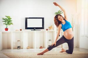 mujer embarazada haciendo ejercicio foto