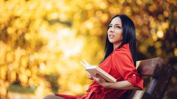 mujer joven con un libro foto