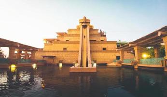 dubai, emiratos árabes unidos, 2022 - el visitante toma el tobogán más famoso en la torre de neptuno del parque acuático atlantis. popular atracción turística divertida en dubai, emiratos árabes unidos