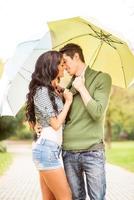 beso bajo el paraguas foto