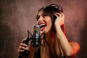 mujer cantante grabando una nueva canción foto