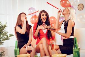 chicas alegres en la fiesta de cumpleaños foto