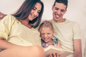 familia feliz en casa foto