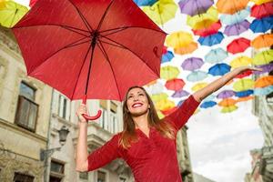 linda chica con paraguas rojo foto