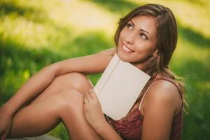 mujer joven con libro foto