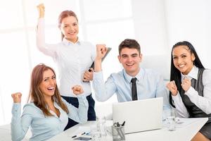 joven equipo de negocios en la oficina foto