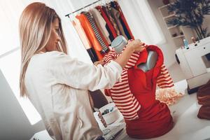 creación de vestido en un maniquí foto