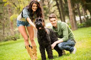 pareja joven con schnauzer foto