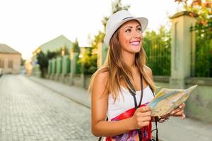 hermosa mujer turista foto