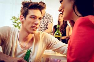 apuesto joven en la fiesta de casa foto