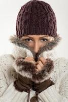 hermosa chica en ropa de invierno foto