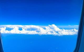 volando sobre las nubes con vista desde la ventana del avión. foto