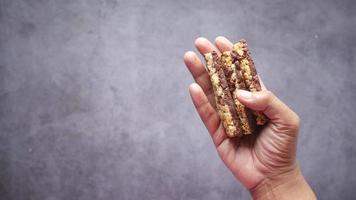 barras de granola en la mano video