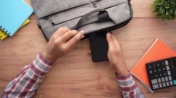 Platzieren von Smartphone-Taschenrechner und Notebook in der Tragetasche video