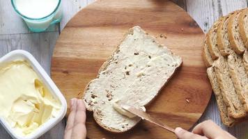 diffusione burro su fetta di pane video