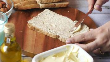 Butter auf eine Scheibe Brot streichen video