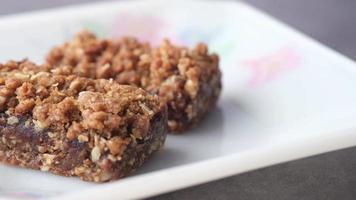 barras de postre horneadas en un plato video