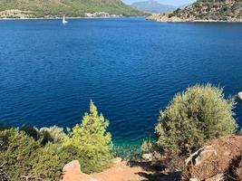 vista panorámica de la bahía del mar y las islas de montaña foto