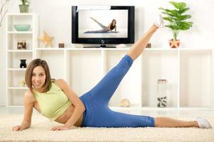 mujer haciendo ejercicio frente a la tv foto