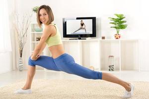 mujer haciendo ejercicio frente a la tv foto