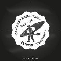 insignia del club de canoa y kayak. ilustración vectorial vector