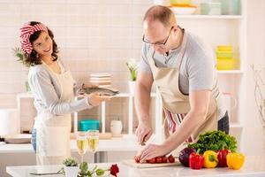 pareja feliz en la cocina foto