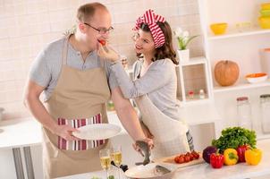 pareja feliz en la cocina foto