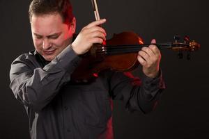 joven tocando el violin foto