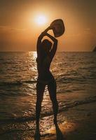 mujer en la playa foto