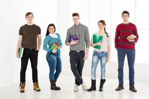 grupo de estudiantes sonrientes con libros. foto