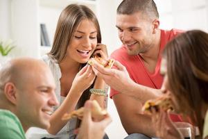 amigos comiendo pizza foto