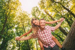 pareja alegre en el bosque foto