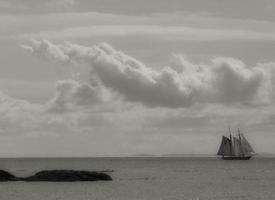 barco alto con cielo gris foto