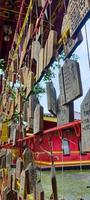 oraciones escritas en madera y colgadas en el área del templo sam poo kong de semarang. foto