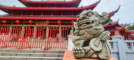 una foto de una pequeña estatua de dragón hecha de piedra en el templo sam poo kong semarang.