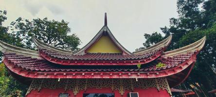 esta es una foto del techo del templo sam poo kong en semarang.